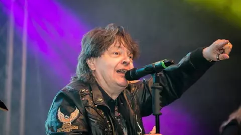 Leo Iorga, fostul solist al trupei Compact, a doua oară în lupta cu cancerul – Ce mesaj a transmis familia artistului