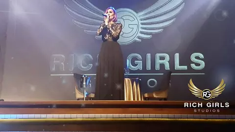 (P) Ce meserii au avut modelele de videochat înainte de colaborarea cu Rich Girls Studio?
