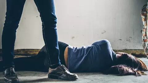 Strigător la cer! Doi bărbați acuzați că ar fi violat o tânără de 22 de ani au fost achitați pe motiv că victima era... urâtă