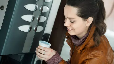 Marius Pîrvu, preşedintele ANPC: "Cafeaua de la automat e cu înălbitor de rufe, nu cu lapte"