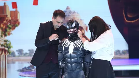 Ce vedetă s-a ascuns în spatele măștii Venom la "Scena misterelor"? A stat trei ore fără să vadă, să audă și să poată respira pe nas
