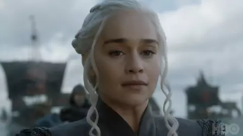 Games of Thrones. Emilia Clarke plângea înainte de scenele intime