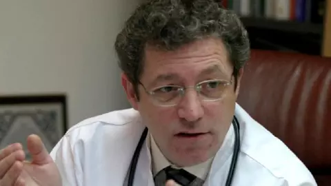Care este tratamentul ce poate opri pandemia de Covid-19? Ce declară medicul Adrian Streinu-Cercel