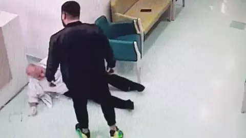 Un medic din Galați, agresat de un tânăr, în spital. Momentul a fost filmat