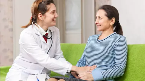 O femeie de 50 de ani a crezut că intră la menopauză, dar când a ajuns la spital medicii i-au dat o veste neașteptată. Ce s-a întâmplat după?