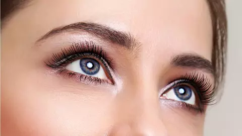 Cum să te machiezi dacă vrei ca ochii tăi să pară mai mari? 6 pași pe care să îi urmezi