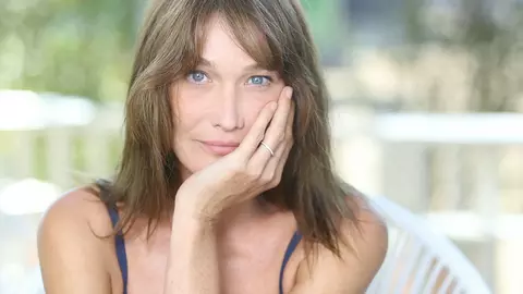 Mesajul emoționant pe care Carla Bruni Sarkozy i l-a transmis Reginei Elisabeta a II-a cu ocazia împlinirii vârstei de 93 de ani