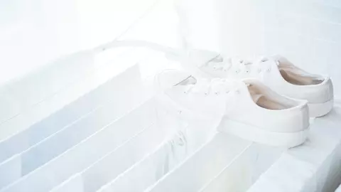 Cum redai încălțămintei albe culoarea de la început? Foarte simplu!