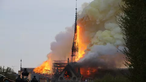 Incendiu la catedrala Notre-Dame din Paris. Flăcările au distrus acoperișul și una dintre turle