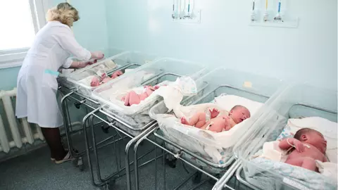O asistentă a recunoscut că a schimbat peste 5000 de copii la naştere