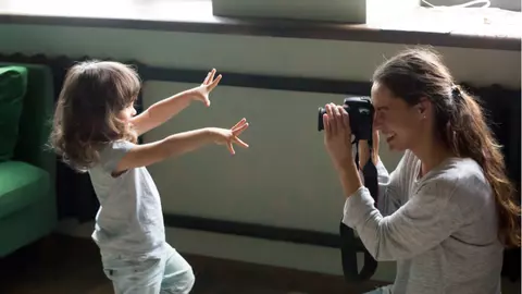 Imagini șocante! O mamă își lovește fetița de 3 ani, în timpul unei ședințe foto