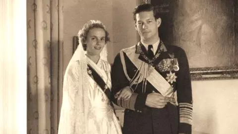 DOSAR SPECIAL: Iubiri celebre de altădată. REGELE MIHAI ȘI REGINA ANA