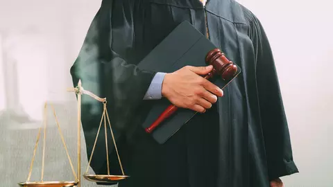 Reacție revoltătoare a unui judecător vizavi de cazul unei femei abuzate sexual: "Te-ai gândit că ai fi putut evita violul ținându-ți...?"