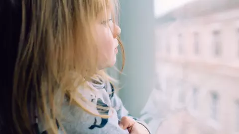 Fetița de la fereastră. O familie a vrut să adopte acest copil, dar agenția de adopții le-a transmis părinților că fac o mare greșeală