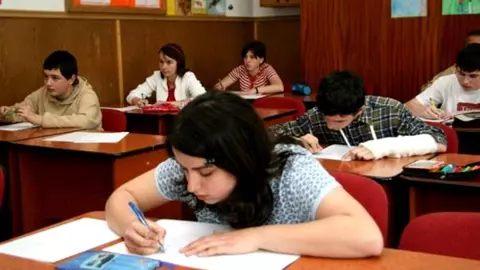 Elevii claselor a VII-a, a VIII-a, a XI-a, a XII-a din Capitală vor susține teze unice în acest semestru