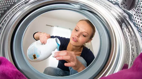 5 modalități în care îți deteriorezi hainele la curățat, fără să îți dai seama