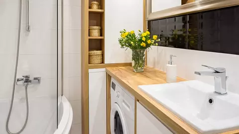 Cum decorezi cu stil o baie mică de apartament, astfel încât să dai iluzia unui spațiu deschis și generos