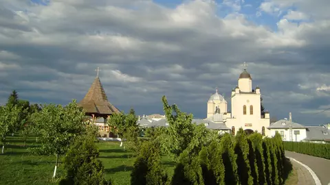 De unde vine numele Mânăstirii Pasărea
