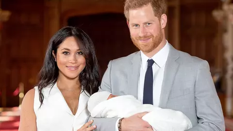 De ce Meghan Markle și prințul Harry nu dețin custodia băiețului lor?