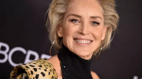 La 61 de ani, Sharon Stone a recreat celebra scenă sexy din Basic Instinct pentru coperta revistei Vogue, ediția de Portugalia
