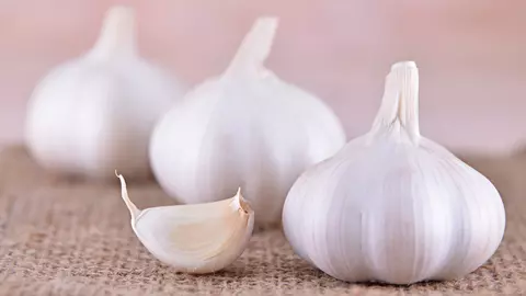 Ce se întâmplă dacă pui un cățel de usturoi sub pernă
