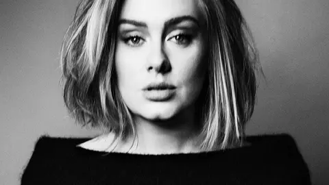 E din ce în ce mai slabă! Cum a reușit Adele să topească kilogramele în plus?