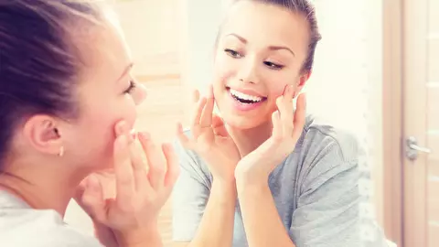 (P) Cum ai grijă de pielea sensibilă. Produsele TOLERIANE ULTRA și TOLERIANE ULTRA 8 de la La Roche Posay îți oferă îngrijirea optimă