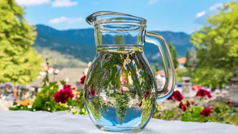 Aflată la restaurant, o femeie a cerut o carafă cu apă. După prima înghițitură, a simțit arsuri puternice pe gât