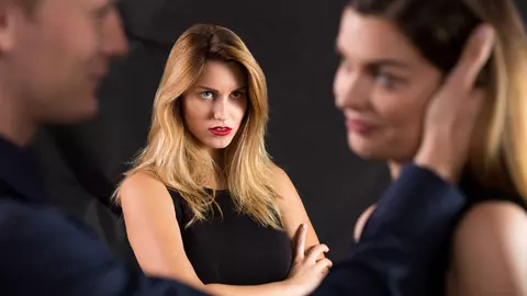 5 zodii infidele. Duc o viață dublă și ajung să își rănească partenerul de viață!