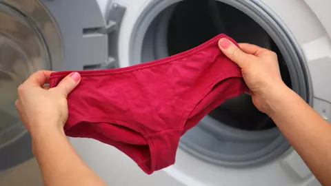 Cum trebuie curățată lenjeria intimă pentru a scăpa de bacterii? Iată la ce temperatură trebuie să o speli!