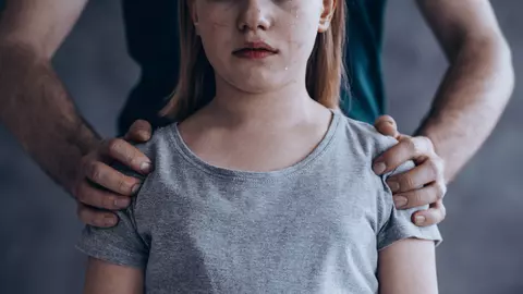 Cum îți poți proteja copiii de abuzurile sexuale. 10 reguli pe care orice părinte ar trebui să le cunoască