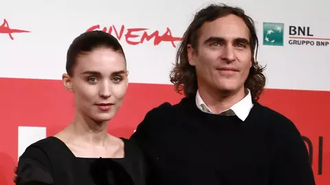 Joaquin Phoenix și Rooney Mara s-au logodit după trei ani de relație