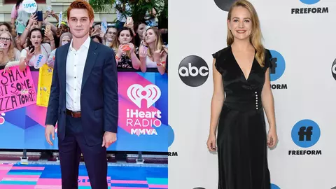 Cel mai nou cuplu de la Hollywood! Actorii KJ Apa și Britt Robertson, surprinși în ipostaze tandre la Comic-Con