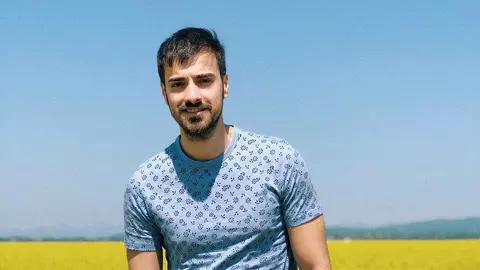 Liviu Teodorescu a împlinit 27 de ani! Imagini cu artistul din copilărie