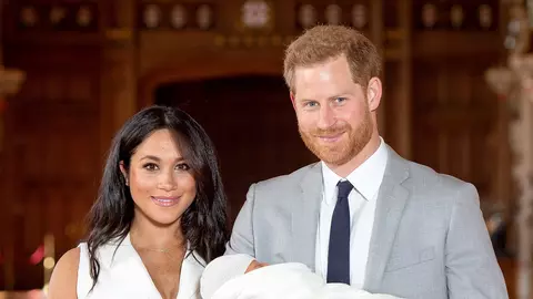 Primele imagini de la botezul fiului lui Meghan Markle și al Prințului Harry