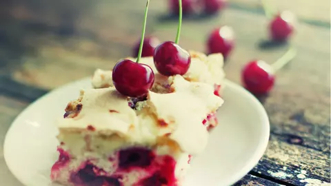 O delicioasă tartă cu vișine și bezea