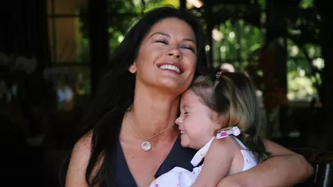 Ce frumoasă este fiica actriței Catherine Zeta Jones! Carys și mama ei apar pe coperta unei reviste internaționale!
