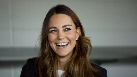 Exercițiul care o ajută pe Kate Middleton să aibă un abdomen plat și tonifiat. Oricine îl poate face acasă!