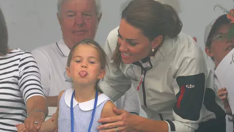 Kate Middleton, amuzată copios de fiica ei! Prințesa Charlotte a scos limba mulțimii care venise să salute Familia Regală