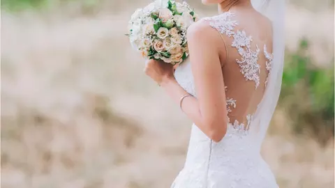 O femeie a purtat rochia de mireasă un an întreg, iar motivul este incredibil