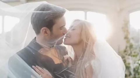 Un youtuber celebru s-a căsătorit cu iubita lui în ziua aniversării a 8 ani de când s-au cunoscut