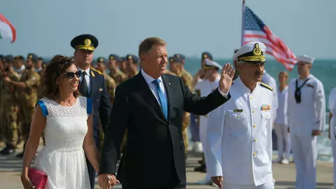 Ce a purtat soția Președintelui Klaus Iohannis la festivitățile Zilei Marinei Române? Carmen Iohannis a întors toate privirile