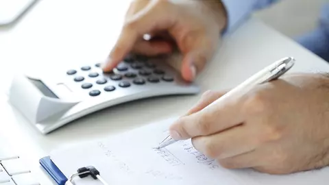 Cu 718 euro pe lună, angajații din banking sunt pe penultimul loc din regiune, atunci când vine vorba de salarii