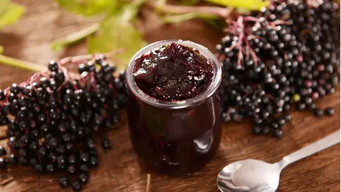 Cum faci cea mai aromată dulceață de soc? Este un deliciu culinar!