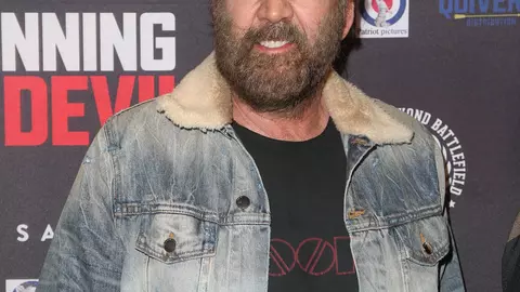 Nu îl recunoști! Cu geacă de blugi și pălărie, așa a apărut pe covorul roșu un celebru actor!