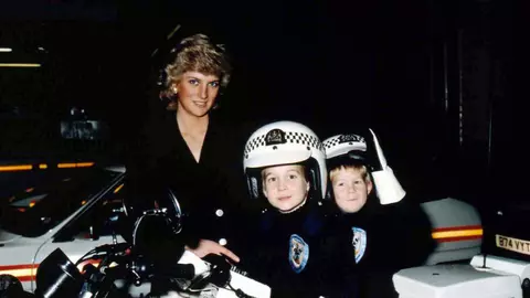 Exercițiu de imaginație. Cum ar fi arătat prințesa Diana astăzi alături de cei doi copii?