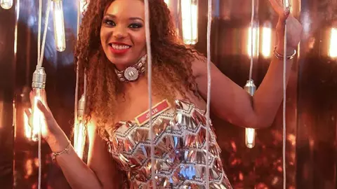 Julie Mayaya, una dintre câștigătoarele de la “Vocea României”, și-a lansat primul EP din carieră! Artista a reușit să-și surprindă fanii cu ținuta adoptată