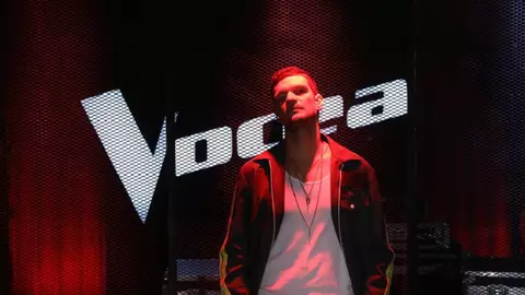 Cum motivează Tudor Chirilă momentul în care s-a dezbrăcat pe scena de la Vocea României? Un membru CNA a reacționat imediat!