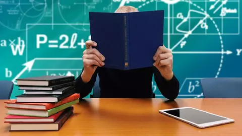 Elevii pot afla care sunt profesiile viitorului și cum se pot pregăti pentru ele în a doua ediție a Ghidului Meseriilor Viitorului
