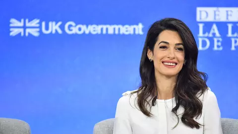 Amal Clooney, moment stânjenitor. A fost la un pas să pice pe stradă. Cum a fost fotografiată?